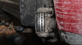 Замена передних тормозных колодок и дисков на Nissan Tiida