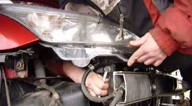 Демонтаж фары головного света на Citroen C4