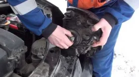 Замена лампы в фаре головного света на KIA Picanto