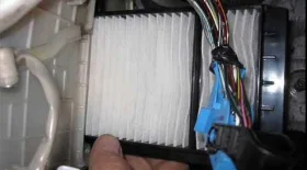 Замена воздушного фильтра салона на Mazda 3