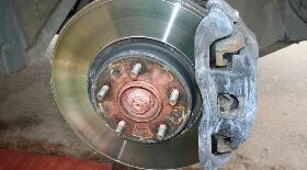 Замена передних тормозных колодок на Mazda 3