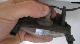 Замена лампы фонаря освещения номера на Mazda 3