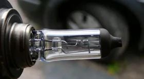 Замена ламп в фаре головного света на Renault Megane 3