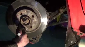 Замена передних тормозных дисков и колодок на Renault Kangoo