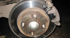 Замена задних тормозных колодок Форд Фокус 1