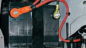 Снятие, замена аккумуляторной батареи на Волга Сайбер