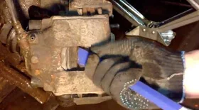 Замена передних тормозных колодок на Kia Sephia