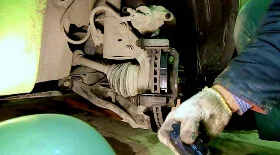 Замена передних тормозных колодок на Geely MK, Cross