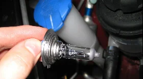 Замена ламп в фарах головного света на Нyundai Santa Fe