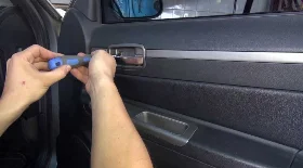 Снятие обшивки двери на Geely CK