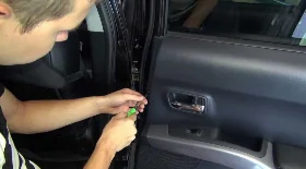 Снятие обшивки двери Mitsubishi Outlander