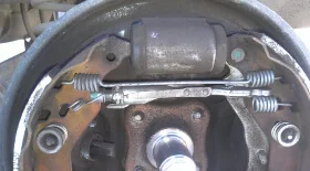 Замена задних тормозных колодок Рено Логан