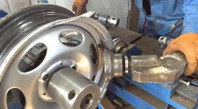 Выкатывание колесного диска