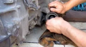 Замена сальника хвостовика Mitsubishi L200