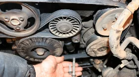 Замена ремня и натяжного ролика вспомагательных агрегатов Opel Vectra B