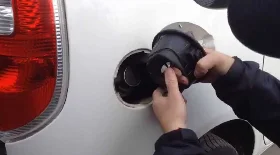 Снятие лючка бензобака для подбора краски