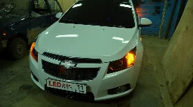 Замена лампы указателя поворота в фаре Chevrolet Cruze