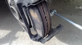 Замена передних тормозных колодок Skoda Roomster