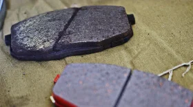 Замена передних тормозных колодок на Kia Ceed