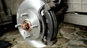 Замена тормозных дисков и тормозных колодок на Hyundai Accent 2