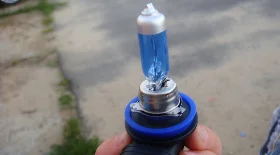 Замена лампы ближнего света на Opel Astra J