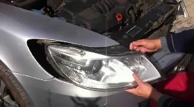 Замена лампы ближнего/дальнего света на Skoda Octavia A5