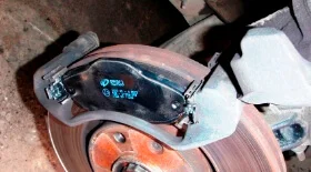 Замена передних тормозных колодок и дисков на Peugeot 308