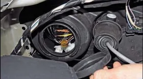 Замена лампы ближнего света Renault Duster