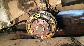 Замена задних тормозных колодок и тормозного барабана Kia Spectra