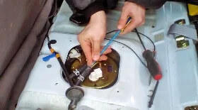 Демонтаж бензонасоса и замена сеточки на Mazda Demio