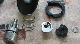 Снятие/замена замка зажигания Логан