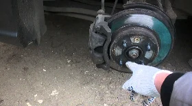 Замена задних тормозных колодок и барабанов на Kia Rio