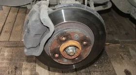 Замена передних тормозных колодок Рено Логан 2