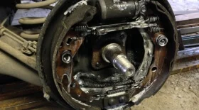 Замена задних тормозных колодок на Логане