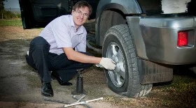 Как поменять колесо 