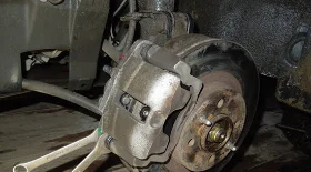 Как поменять передние тормозные колодки на Приора