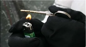 Как открыть замерзший замок автомобиля