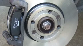 Замена передних тормозных колодок и дисков на Рено Клио