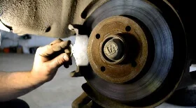 Замена задних колодок Пежо 308