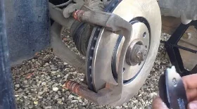 Замена передних тормозных колодок и дисков Пежо 406