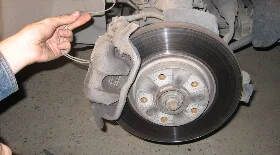 Замена задних тормозных колодок Пежо 407