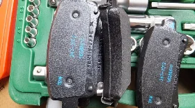 Замена передних тормозных колодок Опель Инсигния