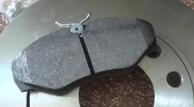 Замена передних тормозных колодок и дисков на Рено Трафик