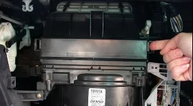 Как поменять салонный фильтр на Тойота Королла