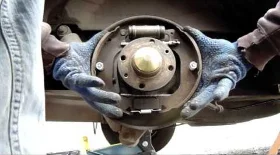 Замена задних тормозных колодок Фиат Добло