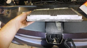 Замена салонного фильтра Пежо 307