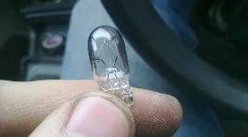 Замена лампочки подсветки двери Тойота Камри