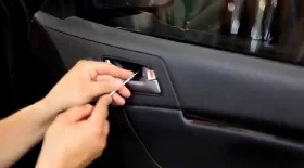 Как снять обшивку двери Джили Эмгранд