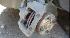 Замена передних тормозных колодок и дисков на Мазда 323