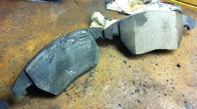 Замена передних тормозных колодок и дисков Фольксваген Пассат Б6